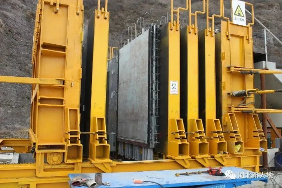 河北新大地參加&ldquo;預(yù)制墻板立式生產(chǎn)關(guān)鍵技術(shù)與裝備研究&rdquo;科技成果鑒定會