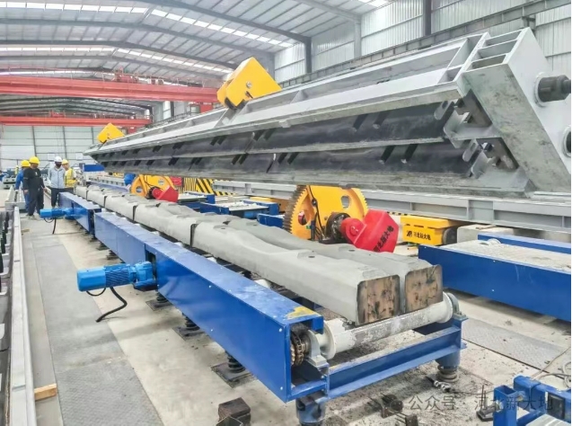 &ldquo;疆煤外運(yùn)&rdquo;新通道 戈壁灘上鋪長(zhǎng)龍